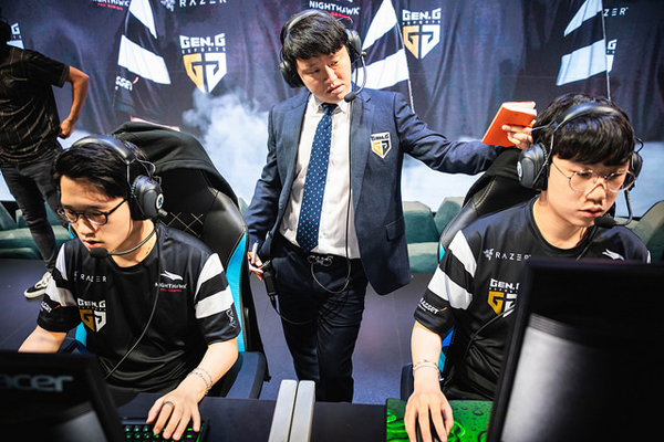 Peran coach e-sport profesional sangat luas dan krusial Coach bukan hanya penyusun strategi dalam sebuat pertandingan.